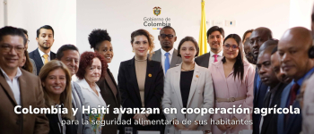 En la foto esta la directora de APC Colombia, Eleonora Betancurt González, la ministra de Agricultura y Desarrollo Rural, Martha Carvajalino, la directora de cooperación internacional de la Cancillería de Colombia, Amelia Prado, y otros funcionarios del Gobierno de Colombia y parte de la 18 delegados de Haití