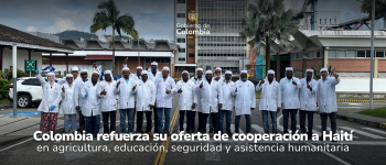 Foto de la delegación de Haití que estuvo en Colombia en el proyecto de agricultura. Arriba en el medio el logo del Gobierno de Colombia y abajo en el medio el titulo de la noticia