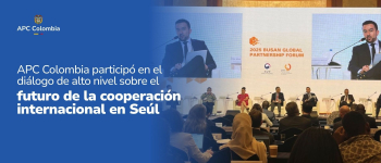 Foto del evento en la que se ven los panelistas y el publico