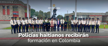 En la foto está Daniel Rodríguez Rubiano, director de Oferta de APC Colombia, Manuela Vivas Bocci, encarga de los países de Caribe de APC Colombia, hay tres policía de Colombia, un militar de Colombia y los 23 policías de Haití