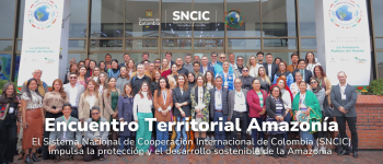 Integrantes del encuentro regional en la entrada de la Hemeroteca Nacional