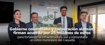 Foto de la firma del acuerdo en la foto esta la directora general de APC Colombia, Eleonora Betancur González