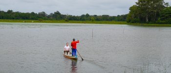 Directora de Coordinación Interinstitucional de APC Colombia en las piscinas camaroneras de San Andrés de Tumaco