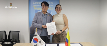 La directora general de APC Colombia, Alexandra Palencia Garnica y el director de KOICA en Colombia