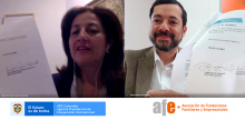Fotografía de la reunión virtual, firman el memorando Ángela Ospina directora de APC-Colombia y Jaime Matute director de la AFE