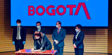 Ángela Ospina de Nicholls, firma Memorando acompañada de la Alcaldesa de Bogotá, El Ministro de Salud y el Embajador de Corea del Sur e Colombia