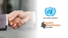 Dos personas dándose la mano, a la derecha el logo de la ONU y el logo del Equipo Humanitario de Colombia sobre fondo blanco