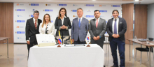 directora de Apc-Colombia en foto oficial de la firma realizada de la resolución entre MinTransporte y la Embajada de Corea en Colombia