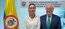 A la izquierda la directora general de APC-Colombia, Eleonora Betancur González, a la derecha el presidente de Confecámarass