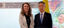 A la izquierda la directora general de APC-Colombia Eleonora Betancur González y a la derecha el embajador de Corea 