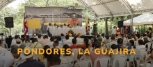 Reunión de lanzamiento Proyecto Energía Verde: Comunidad Energética de Paz Sol de Perijá. En la tarima se encuentran representantes del gobierno nacional, territorial y de la cooperación internacional, abajo se encuentra la comunidad del territorio.