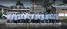 Foto de la delegación de Haití que estuvo en Colombia en el proyecto de agricultura. Arriba en el medio el logo del Gobierno de Colombia y abajo en el medio el titulo de la noticia