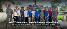Una foto en la que están representantes de APC Colombia, de las funciones Childrens Visión Internacional y Fernando Murrillo y la Fuerza Aéreo Espacial de Colombia. arriba en el medio el logo del Gobierno de Colombia, abajo en el medio el titulo de la nota