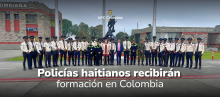En la foto está Daniel Rodríguez Rubiano, director de Oferta de APC Colombia, Manuela Vivas Bocci, encarga de los países de Caribe de APC Colombia, hay tres policía de Colombia, un militar de Colombia y los 23 policías de Haití