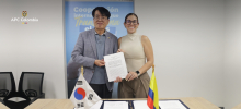 La directora general de APC Colombia, Alexandra Palencia Garnica y el director de KOICA en Colombia